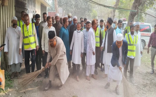 মহেশপুর হাসপাতালে এমপি মতিয়ার রহমানের পরিচ্ছন্নতা অভিযান ও রোগীদের খোঁজখবর