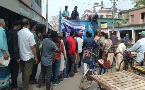 দামুড়হুদায় ভ্রাম্যমাণ ট্রাকে টিসিবি পণ্য বিক্রি