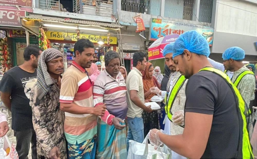 চুয়াডাঙ্গায় সুবিধাবঞ্চিতদের মাঝে ইফতার সামগ্রী বিতরণ