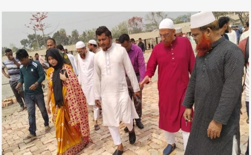 আলমডাঙ্গা পৌর পশুহাটের নির্মাণকাজ পরিদর্শনকালে এমপি রাসেল