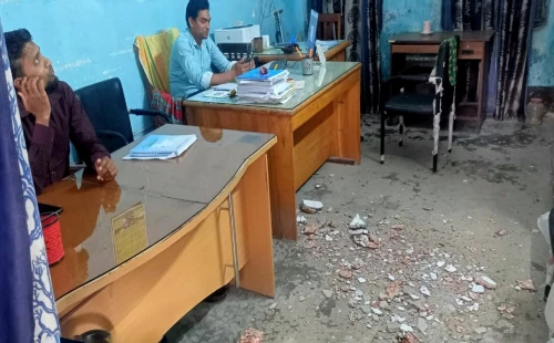 গাংনীতে অফিস চলাকালীন ছাদের প্লাস্টার ভেঙে আতঙ্ক