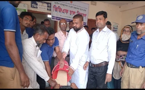 আলমডাঙ্গার ভাংবাড়ীয়ায় ভিজিএফ’র চাল বিতরণ