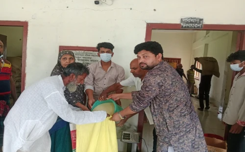 হরিণাকুণ্ডুতে দুস্থ পরিবারে ভিজিএফ চাল বিতরণ