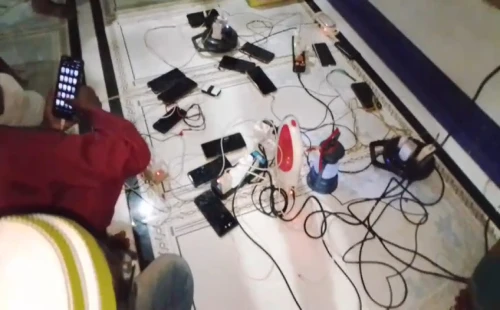 ঝড়-বৃষ্টিতে দর্শনা এলাকায় বৈদ্যুতিক লাইন ব্যাপক ক্ষয়-ক্ষতি