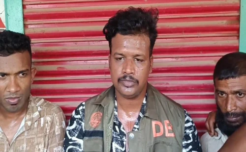 জীবননগরে ছিনতাইকালে ভুয়া দুই ডিবি সদস্য জনতার হাতে আটক