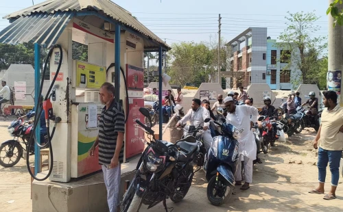 চুয়াডাঙ্গার পেট্রোল পাম্পগুলোতে উপচে পড়া ভিড়