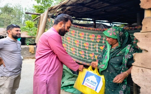 আলমডাঙ্গায় সুবিধাবঞ্চিতদের মাঝে ঈদ উপহার বিতরণ