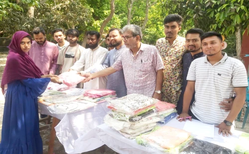 আলমডাঙ্গায় এতিম শিশুদের মাঝে ঈদবস্ত্র বিতরণ