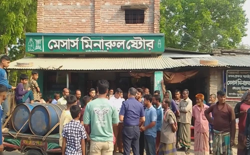 আলমডাঙ্গার ভাংবাড়ীয়ায় লাইসেন্স ছাড়া পেট্রোল বিক্রি