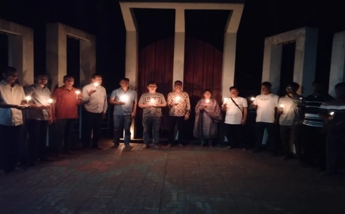 দর্শনায় অনির্বাণ থিয়েটারের আয়োজনে মোমবাতি প্রজ্জলনের মাধ্যমে ২৫ মার্চ কাল রাত্রী পালিত হয়েছে।