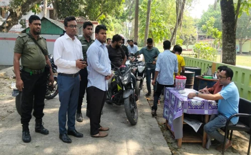 কার্পাসডাঙ্গায় চড়া দামে তেল বিক্রি: ব্যবসায়ীকে জরিমানা