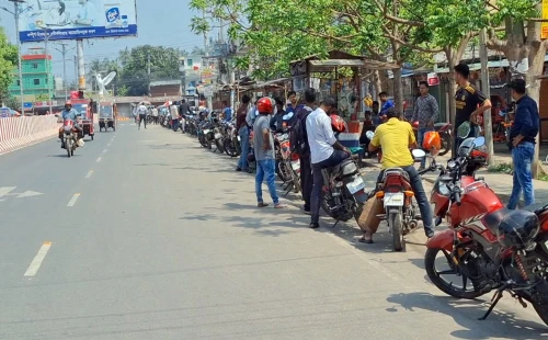 ঝিনাইদহে গুজবে তেল সংকট, দীর্ঘ লাইনে ভোগান্তি
