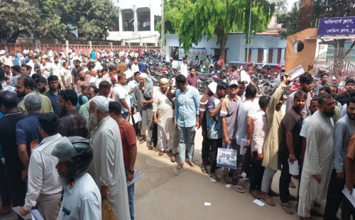চুয়াডাঙ্গায় ‘ফুয়েল কার্ড’ বিতরণ শুরু, কড়া রোদে দীর্ঘ লাইনে ঘণ্টার পর ঘণ্টা অপেক্ষা