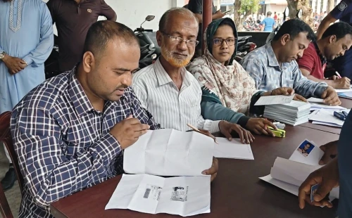 কার্ড না পেয়ে ফিরে গেলেন অনেকেই