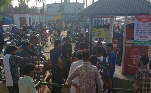 চুয়াডাঙ্গার পাম্পগুলোতে ফুয়েল কার্ড দেখে দেওয়া হচ্ছে না তেল