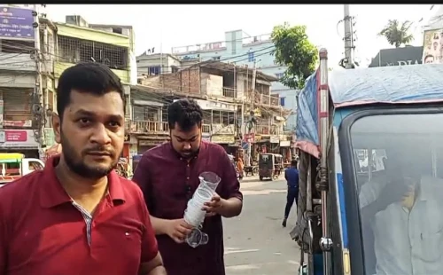 চুয়াডাঙ্গায় ছাত্রলীগের কর্মী মোমিনের সঙ্গে মেয়র প্রার্থী আওসাফ আবির