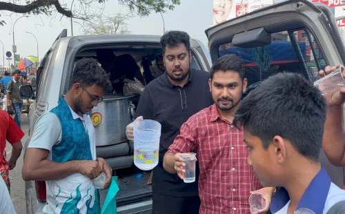 চুয়াডাঙ্গায় ঠান্ডা স্যালাইন বিতরণ করলেন মেয়র প্রার্থী আওসাফ আবির