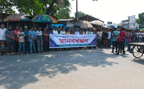 জীবননগরে ‘খাল ভরাট করে রাস্তা তৈরি’র প্রতিবাদে মানববন্ধন