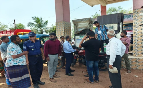 জীবননগরে তেল পাম্পে ভ্রাম্যমাণ আদালতের অভিযান