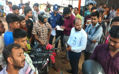 জীবননগরে তেল পাম্পে ফয়েল কার্ড ব্যতীত বিশৃঙ্খলা সৃষ্টি