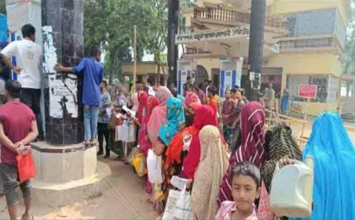 পুরুষদের কাজের চাপ কমাতে পাম্পে নারীরা