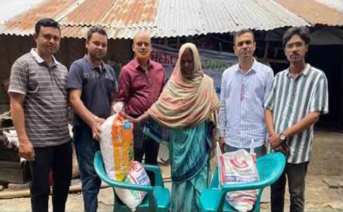 খাবার নিয়ে অসহায় সুরাইয়া বেগমের  বাড়িতে হাজির বসুন্ধরা শুভসংঘ