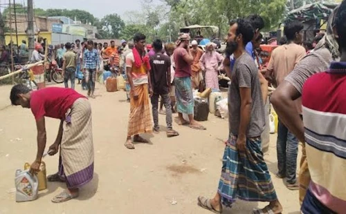 ডিজেল সংকটে দর্শনায় কৃষকদের ভোগান্তি, ঘণ্টার পর ঘণ্টা লাইনে অপেক্ষা