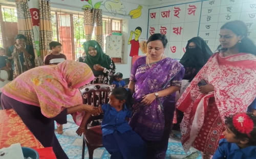 আলমডাঙ্গায় হামের টিকাদান কর্মসূচি পরিদর্শনে ইউএনও পান্না আক্তার