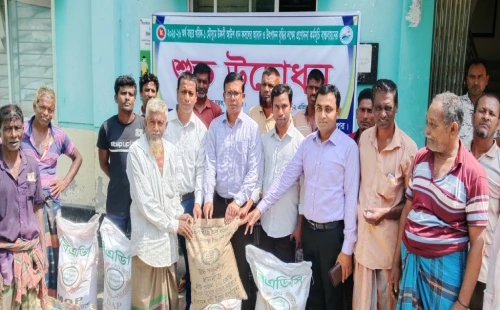 মুজিবনগরে কৃষি প্রণোদনা বিতরণ