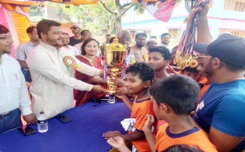 আলমডাঙ্গা ও জীবননগরে প্রাথমিক বিদ্যালয় পর্যায়ে গোল্ডকাপ ফুটবল টুর্নামেন্ট ও পুরষ্কার বিতরণ