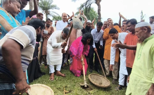 মাখালডাঙ্গায় ‘জিয়া খাল’ খনন প্রকল্পের উদ্বোধনকালে ডিসি লুৎফুন নাহার