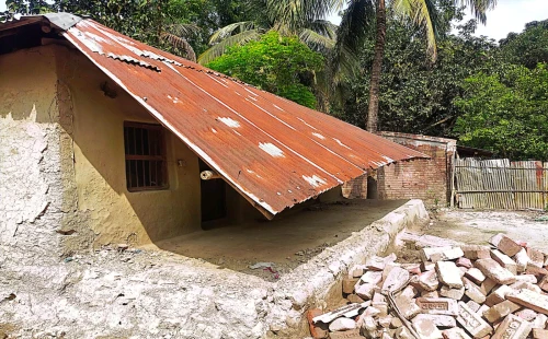 সরোজগঞ্জে ভাইয়ের বিরুদ্ধে বোনের বাড়িঘর ভাঙচুরের অভিযোগ