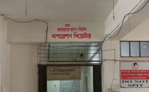 হরিণাকুণ্ডু স্বাস্থ্য কমপ্লেক্সে এখন নিজেই রোগী