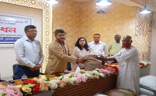 চুয়াডাঙ্গায় কৃষকদের মাঝে ধান বীজ ও সার বিতরণ অনুষ্ঠানে এমপি রাসেল