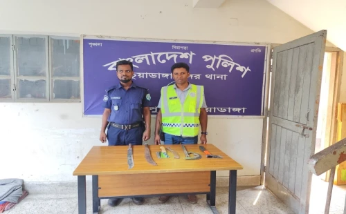 চুয়াডাঙ্গায় মাদক কারবারির বাড়ি থেকে দেশীয় অস্ত্র উদ্ধার