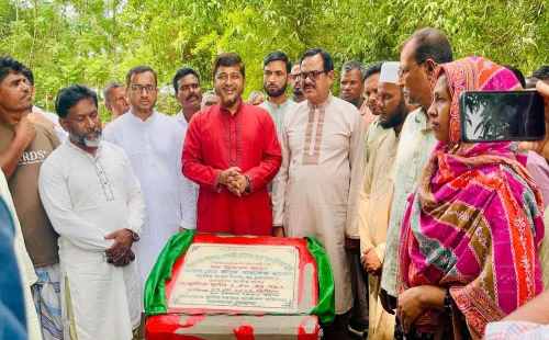 আলমডাঙ্গায় সড়ক উন্নয়ন কাজের উদ্বোধনকালে এমপি মাসুদ পারভেজ