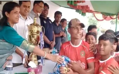 নতুন কুঁড়ি স্পোর্টসে বিজয়ীদের মাঝে পুরস্কার বিতরণ