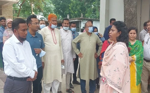 আদর্শ উচ্চবিদ্যালয়ের শ্রেণিকক্ষ অপরিষ্কার থাকায় ডিসির ক্ষোভ