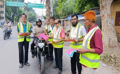 চুয়াডাঙ্গায় সড়ক নিরাপত্তা নিশ্চিতে লিফলেট বিতরণ