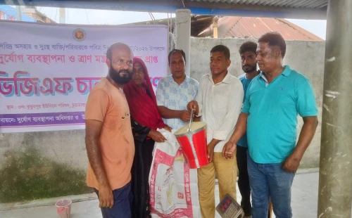 কুতুবপুর ইউনিয়নে ভিজিএফের চাল বিতরণ