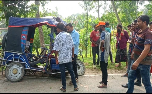 জীবননগর-দর্শনা সড়কে উথলীতে ত্রিমুখী সংঘর্ষ