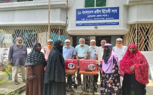 চুয়াডাঙ্গায় অসহায় নারীদের মাঝে সেলাই মেশিন বিতরণ