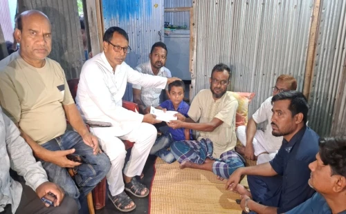 ঝিনাইদহ ইজিবাইক ছিনতাইয়ের শিকার অসহায় শিশুর পাশে দাঁড়ালেন বিএনপি নেতা