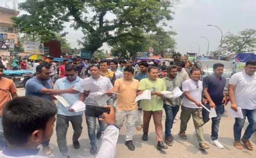জুলাই সনদ বাস্তবায়ন নিয়ে অপপ্রচারের বিরুদ্ধে চুয়াডাঙ্গায় ছাত্রদলের লিফলেট বিতরণ