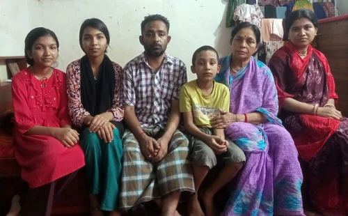 চাকরিচ্যুত অমিতের পরিবারের মানবেতর জীবন
