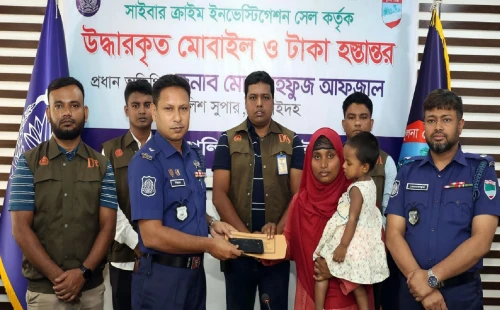 ঝিনাইদহে চুরি হওয়া ৯১টি মোবাইল ও টাকা মালিকদের ফিরিয়ে দিল পুলিশ