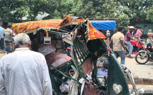 মেহেরপুর-কুষ্টিয়া মহাসড়কে ট্রাক-ইজিবাইকের মুখোমুখি সংঘর্ষে শিশুসহ নিহত ৩