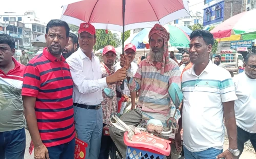 গাংনীতে সুপেয় পানি, ছাতা-হাতপাখা বিতরণ