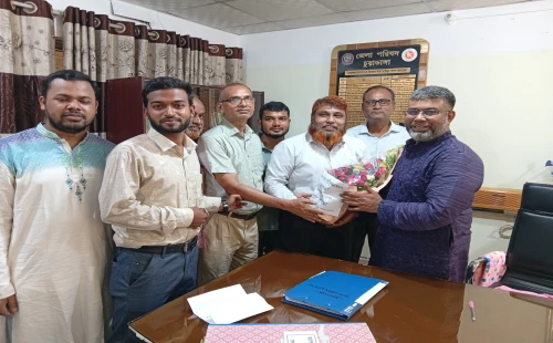 চুয়াডাঙ্গা জেলা পরিষদের নবনিযুক্ত প্রশাসক শরীফুজ্জামানকে বিভিন্ন মহলের ফুলেল শুভেচ্ছা