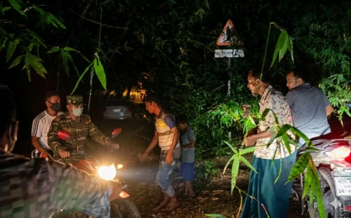 ঝড়ের তাণ্ডবে লণ্ডভণ্ড হাটবোয়ালিয়া